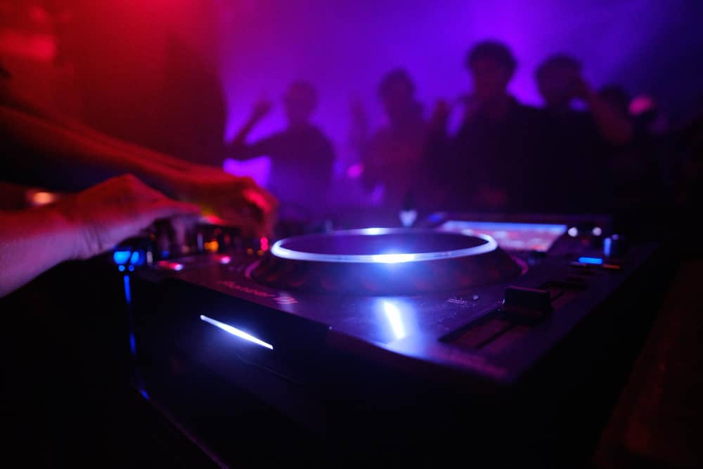 slika dj-a na party-u